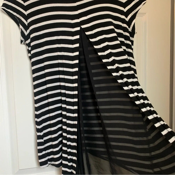Kim & Cami Black and White Striped Short Sleeve Peekaboo Mesh Back, Size M - Picture 2 of 4